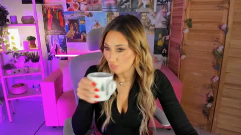 Snapshot of sarahholly chatting on 12.21.24 Divine Sarah NONUDE model online show from 12.21.24