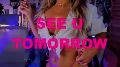 Snapshot of sarahholly chatting on 01.05.25 Divine Sarah NONUDE model online show from 01.05.25