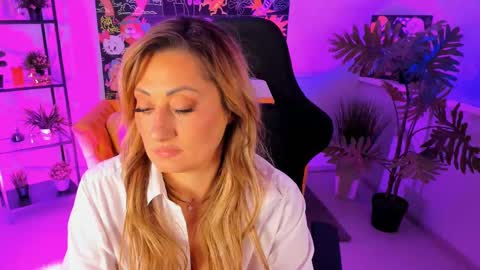 Snapshot of sarahholly chatting on 03.08.25 Divine Sarah NONUDE model online show from 03.08.25