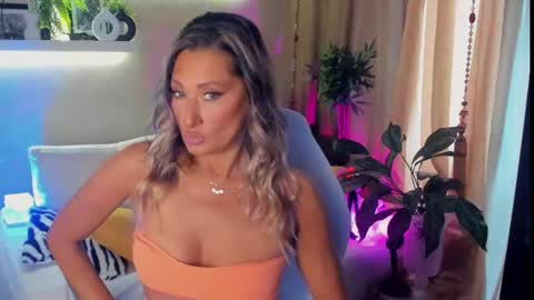 Snapshot of sarahholly chatting on 06.26.26 Divine Sarah NONUDE model online show from 06.26.26