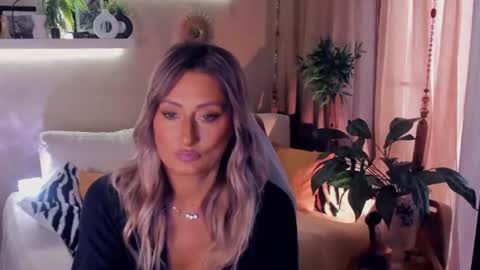 Snapshot of sarahholly chatting on 07.19.26 Divine Sarah NONUDE model online show from 07.19.26