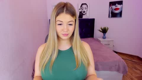 Snapshot of sarahmils chatting on 12.03.24 Sarah online show from 12.03.24