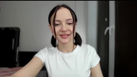 sarahphyllis online show from 02.25.25