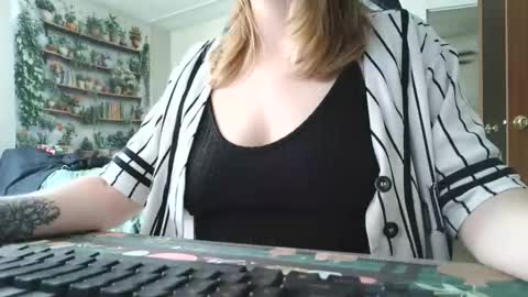 Snapshot of sarahpmummy chatting on 05.21.26 Sarah online show from 05.21.26