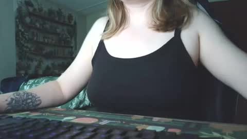 Snapshot of sarahpmummy chatting on 05.22.26 Sarah online show from 05.22.26