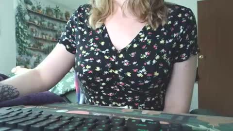 Snapshot of sarahpmummy chatting on 05.27.26 Sarah online show from 05.27.26