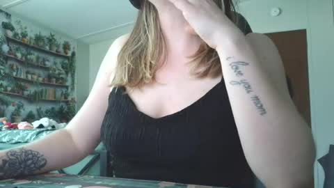 Snapshot of sarahpmummy chatting on 07.15.26 Sarah online show from 07.15.26