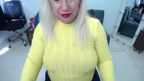 Snapshot of saralovens chatting on 09.30.25 Saraloves online show from 09.30.25