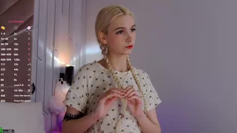 Snapshot of saramist chatting on 10.29.25 saramist online show from 10.29.25