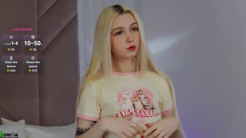 Snapshot of saramist chatting on 11.29.25 saramist online show from 11.29.25