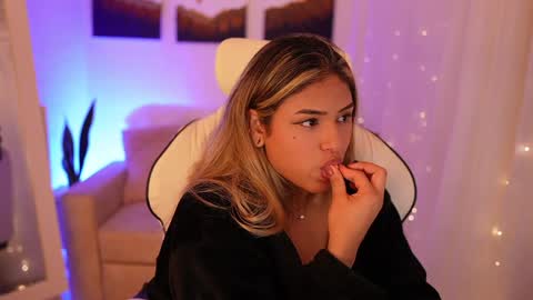 Snapshot of saraparisi_ chatting on 12.22.24 Sara online show from 12.22.24