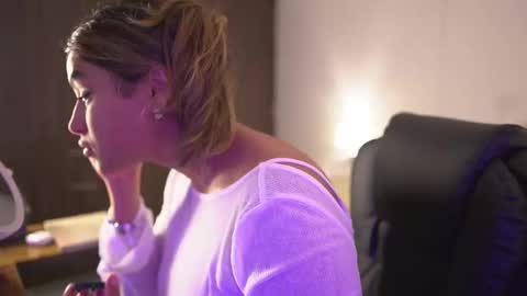 Snapshot of saraparisi_ chatting on 09.24.25 Sara online show from 09.24.25