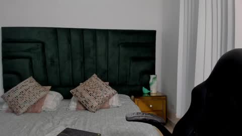 Snapshot of sarawagner_ chatting on 05.19.26 online show from 05.19.26