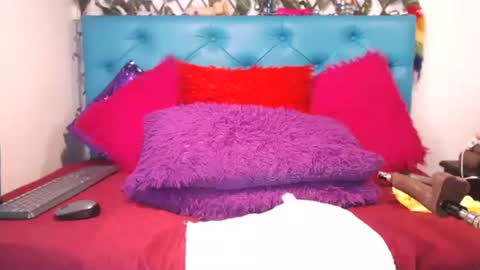 Sara Wills online show from 11.03.25