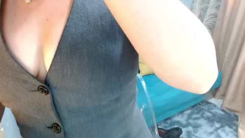 Snapshot of sarita_klein chatting on 10.26.25 sarita_klein online show from 10.26.25