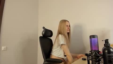 Snapshot of sasha_vesmus chatting on 11.14.25 Sasha Vesmus online show from 11.14.25