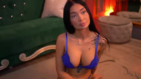 Snapshot of sashaferrera chatting on 03.08.25 Dennise online show from 03.08.25