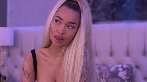 Snapshot of sashaferrera chatting on 09.12.25 Dennise online show from 09.12.25