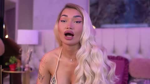 Snapshot of sashaferrera chatting on 09.16.25 Dennise online show from 09.16.25