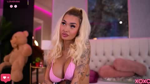 Snapshot of sashaferrera chatting on 09.17.25 Dennise online show from 09.17.25