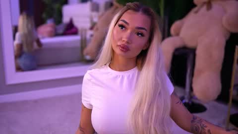 Snapshot of sashaferrera chatting on 09.19.25 Dennise online show from 09.19.25