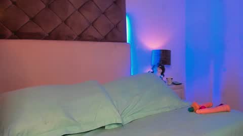 Snapshot of sashajune chatting on 01.07.25 selene online show from 01.07.25