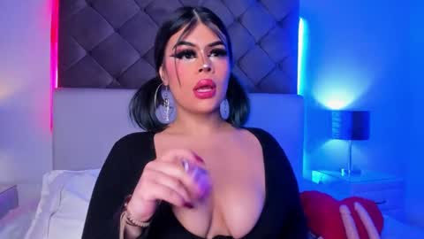 Snapshot of sashajune chatting on 03.08.25 selene online show from 03.08.25