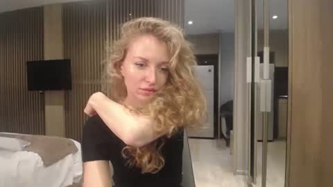 Snapshot of sashasweetsasha chatting on 10.04.25 Sasha online show from 10.04.25