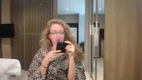 Snapshot of sashasweetsasha chatting on 10.11.25 Sasha online show from 10.11.25