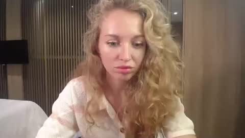 Snapshot of sashasweetsasha chatting on 10.13.25 Sasha online show from 10.13.25