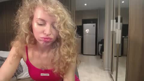 Snapshot of sashasweetsasha chatting on 10.15.25 Sasha online show from 10.15.25