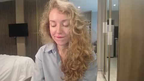 Snapshot of sashasweetsasha chatting on 10.16.25 Sasha online show from 10.16.25