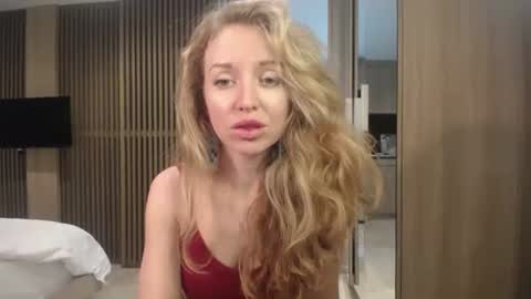 Snapshot of sashasweetsasha chatting on 10.25.25 Sasha online show from 10.25.25