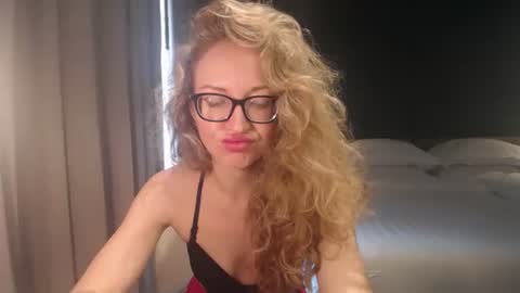 Snapshot of sashasweetsasha chatting on 11.09.25 Sasha online show from 11.09.25