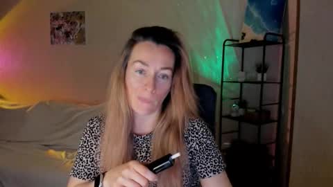 Snapshot of save_the_qween chatting on 12.04.25 save the qween online show from 12.04.25