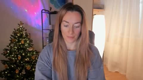 Snapshot of save_the_qween chatting on 12.21.25 save the qween online show from 12.21.25