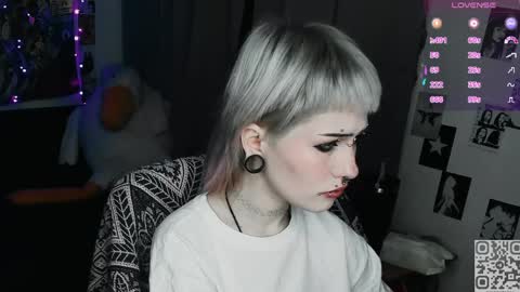 Snapshot of say_mary chatting on 04.10.26 pronoun she. name Mary. age 21. online show from 04.10.26