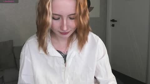 Snapshot of sayl0r_moon chatting on 12.18.25 Kira GMT 7 Mon Thu-Sun 0800am-0200pm online show from 12.18.25