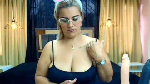 Snapshot of scarlet_milf_ chatting on 11.18.25 SCARLET MILF online show from 11.18.25