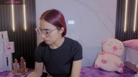 Snapshot of scarleth_red_ chatting on 11.06.25 I am Scarleth Check mi profile online show from 11.06.25