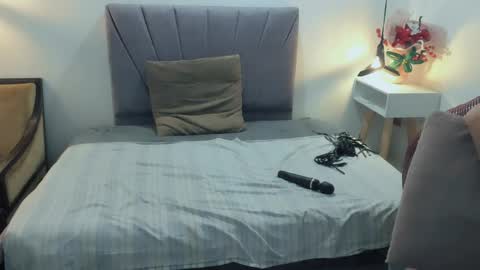 Snapshot of scarlethoot_ chatting on 05.29.26 S C A R L E T online show from 05.29.26