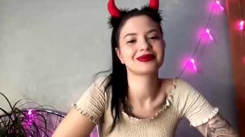 Snapshot of scarletpetal chatting on 01.20.25 scarletpetal online show from 01.20.25