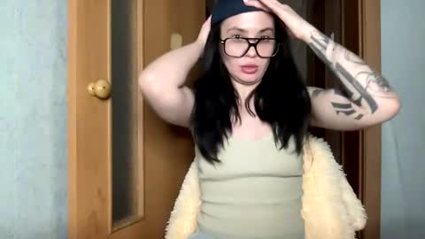 Snapshot of scarletpetal chatting on 02.13.25 scarletpetal online show from 02.13.25