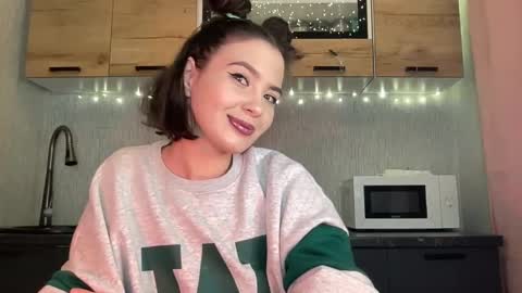 Snapshot of scarletpetal chatting on 12.21.25 scarletpetal online show from 12.21.25