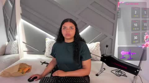 Snapshot of scarlett__2 chatting on 05.18.26 Scarlett online show from 05.18.26
