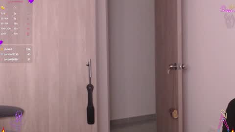 Scarlett Thumb up please help me 100 its important online show from 02.11.26