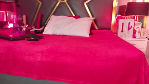 Snapshot of scarletthott1 chatting on 10.30.25 Scarlett Hot online show from 10.30.25