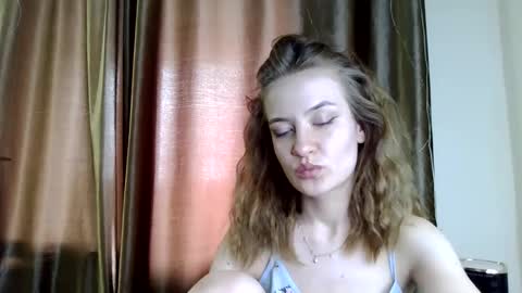 Snapshot of scented_elsa chatting on 05.27.26 Elsa online show from 05.27.26