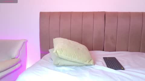 Snapshot of sebas_n_aly chatting on 09.11.25 ely online show from 09.11.25