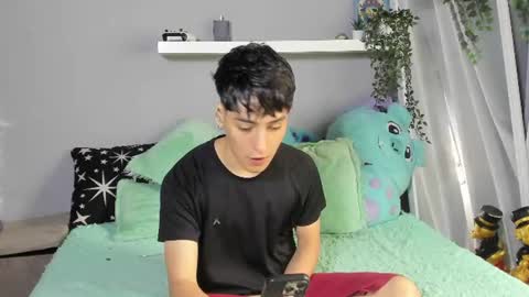 Snapshot of sebas_rosse chatting on 06.12.26 sebastian online show from 06.12.26